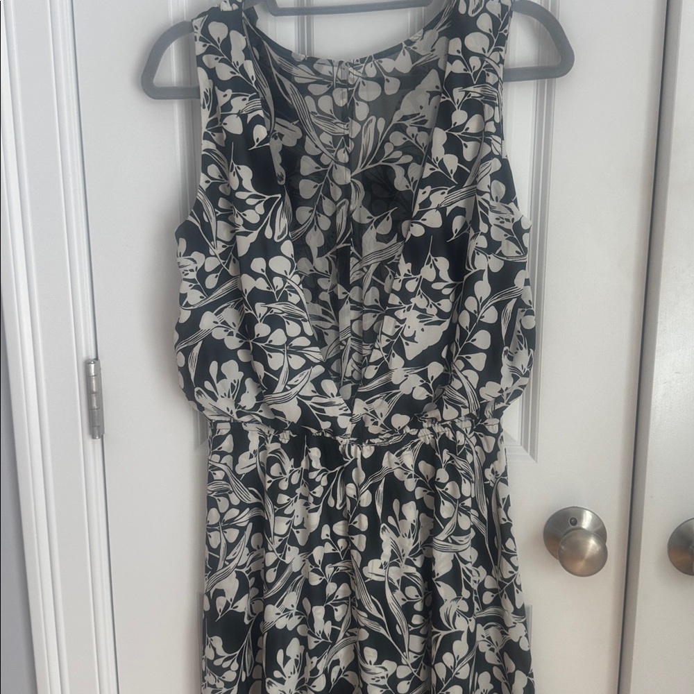 White House Black Market Monochrome Floral Dress. - Picture 5 of 8
